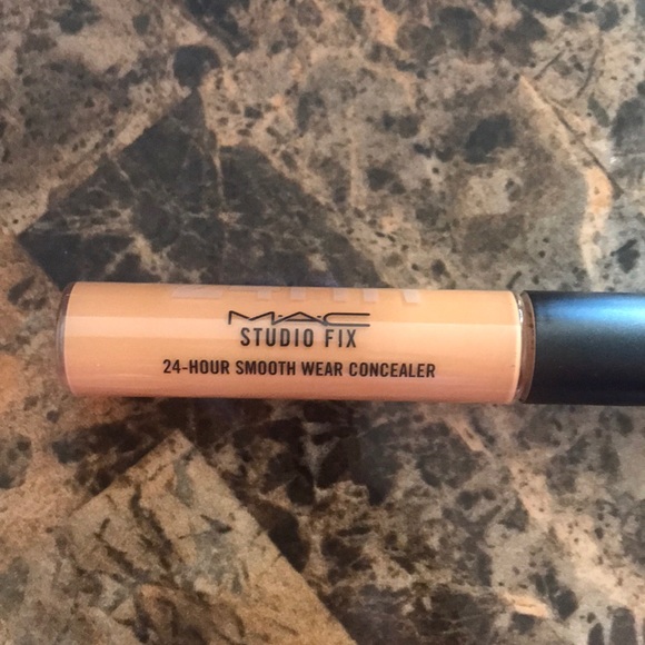 Mac 24-Hour Studio Fix Smooth Wear Concealer NC40 - Picture 2 of 5